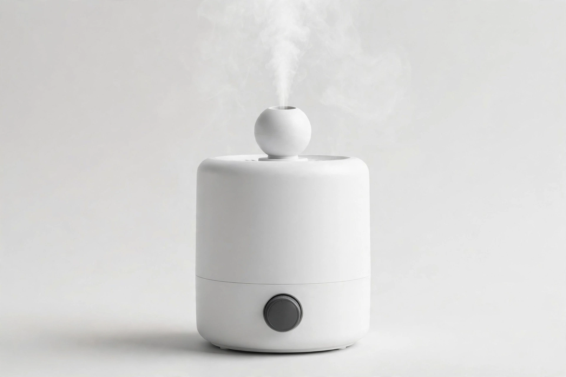 AquaOasis style 2.2 liter cool-mist humidifier with control dial illustration